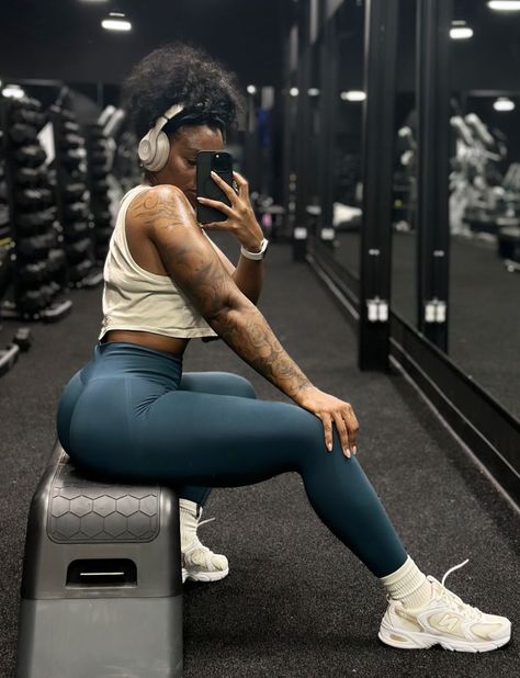 Black Gym Girl Aesthetics, Workout Outside Aesthetic, Post Workout Poses For Pictures, Black Women In Gym Aesthetic, Black Woman Fit Aesthetic, Active Black Women, Gym Glutes Aesthetic, Fitness Selfie Ideas, Fitness Vision Board Black Women