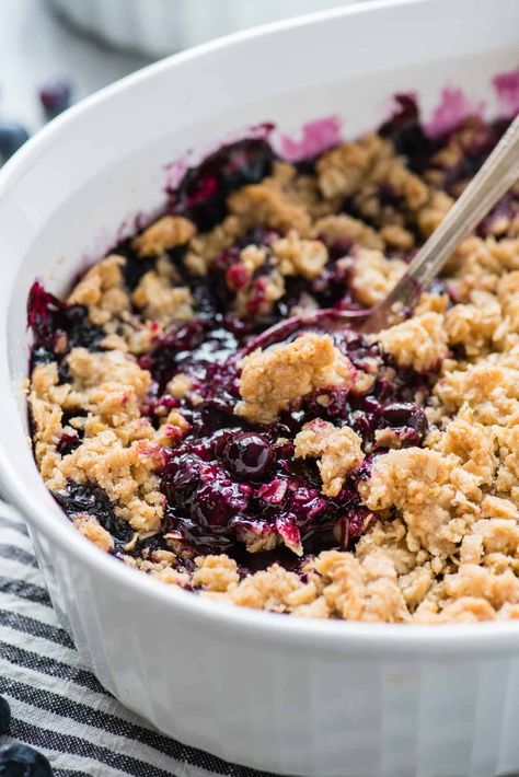 Blueberry crisp is a classic fruit dessert that calls for 9 ingredients and can be made with fresh or frozen blueberries. This summer dessert has a crunchy oat topping and a juicy blueberry filling. #blueberrycrisp #fruitcrisp #fruitdessert Gluten Free Blueberry Crisp, Blueberry Crisp Recipe, Fresh Blueberry Pie, Blueberry Dump Cakes, Blueberry Crisp, Fruit Crisp, Blueberry Desserts, Blueberry Crumble, Blueberry Pie