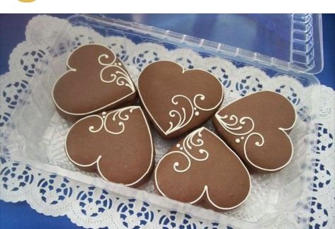 Gingerbread Cookies Heart, Gingerbread Heart Cookies, Gingerbread Heart Decoration, Heart Gingerbread, Jul Kaka, Gingerbread Heart, Sugar Cookie Designs, Pretty Cookies, Xmas Cookies