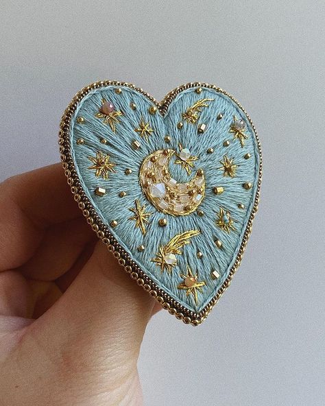 Embroidered Brooches, Felt Embroidery, Beaded Jewellery, Bead Embroidery Jewelry, Embroidered Heart, Heart Brooch, 자수 디자인, Sewing Embroidery Designs, Hand Embroidery Art