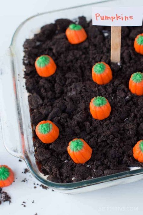 Halloween Cake Idea- Pumpkin Patch Cake | SoFestive.com Easy Halloween Cake, Pumpkin Patch Cake, Cute Halloween Cakes, Halloween Cakes Easy, Pumpkin Patch Halloween, Cake Pumpkin, Homemade Hot Fudge, Oreo Cookie Crust, Halloween Food Treats