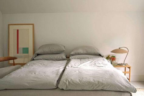 Sleep the Scandinavian Way: Two Duvets, Not One - Remodelista King Bed Two Duvets, Two Duvets On King Bed, Scandanavian Interiors Bedroom, Scandinavian Bed, Nordic Bed, Scandinavian Bedding, Two Twin Beds, Scandinavian Bedroom, One Bed