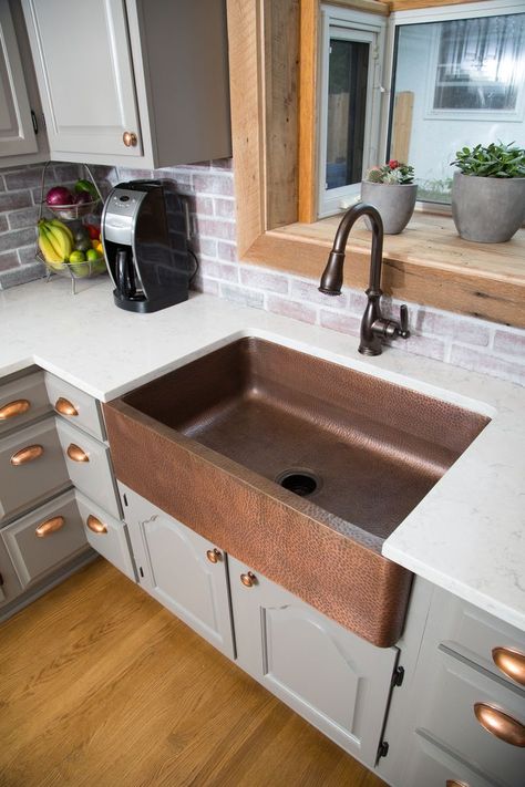 Copper Kitchen Sink Farmhouse, Kitchen Sinks Farmhouse, Best Kitchen Sinks, Kitchen Sink Design, Comfortable Kitchen, New Kitchen Cabinets, Farmhouse Sink Kitchen, Sink Design, Copper Kitchen