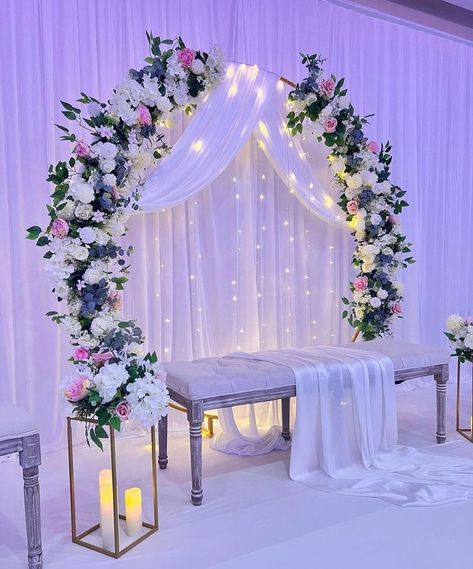 Engagements Decor Ideas, Decorating Ideas For The Engagement, Engagement Table Ideas Decor, Diy Wedding Backdrop Ideas, Stage Decorations For Engagement, White Stage Decoration Wedding, Weeding Stages Decoration, Desi Engagement Decor, Engagement Setup At Home