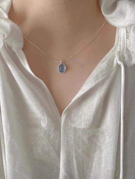 Moonstone Oval Charm Necklace | SHEIN EUQS Dainty Jewelry Necklace, Modern Gold Jewelry, Printed Casual Dresses, Solid Gold Necklace, Natural Stones Necklace, Silver Jewelry Necklace, Gold Jewelry Necklace, Jewelry Lookbook, Fancy Jewelry