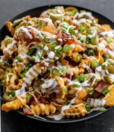 Easy Loaded Bacon Cheese Fries Hot Dog Pasta, Loaded Fries Recipe, Bacon Cheese Fries, Warm Appetizers, Seasoned Fries, Hot Appetizers, Loaded Fries, Food Receipt, Fries Recipe