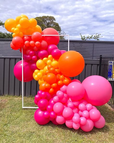 Balloon Back Drop Ideas, Sunset Balloon Arch, Pink Orange White Balloon Garland, Sunset Balloon Garland, Sunset Balloons, Pink And Orange Balloons, Sunset Color Balloon Garland, Pink Orange Purple Balloon Garland, Bright Balloon Arch