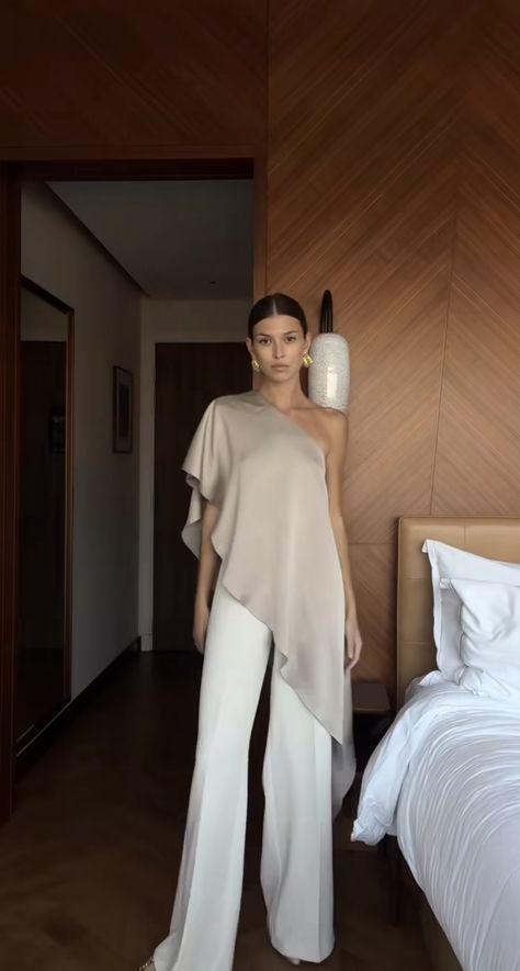 Danielle Copperman, Asymmetrical Outfit, Dubai Outfits, Chique Outfit, Elegant Outfit Classy, Chique Outfits, Elegante Casual, Chic Outfit, Looks Chic