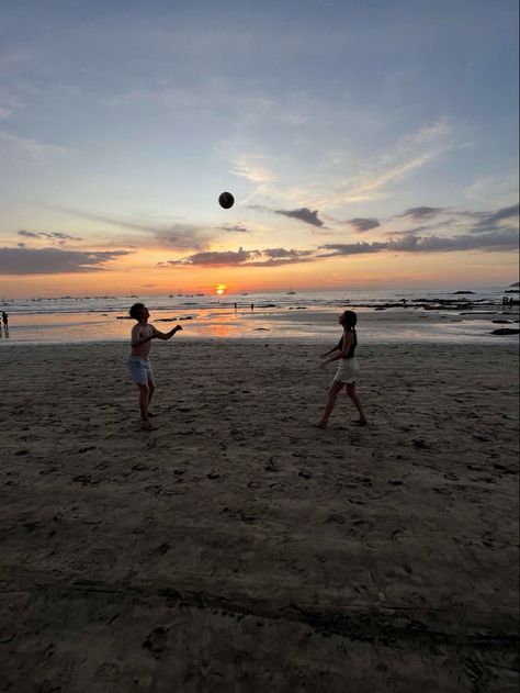 Volleyball Friends, Friends Sunset, Volleyball Inspiration, Beach Date, Volleyball Pictures, Summer Goals, Beach Volleyball, Summer Feeling, Summer Dream