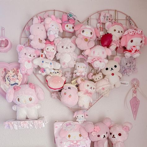 Sanrio Bedroom, Plushies Diy, Kawaii Room Ideas, Figurine Display, Kawaii Bedroom, Keychain Display, Pastel Home Decor, Pastel House, Computer Room