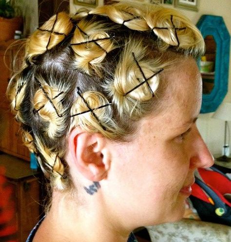 OLD WAY OF CURLING HAIR No Heat Waves, Retro Curls, How To Curl Short Hair, Girl Braids, Pin Curls, Love Us, Penteado Cabelo Curto, Hairstyles Easy, Hair Girl