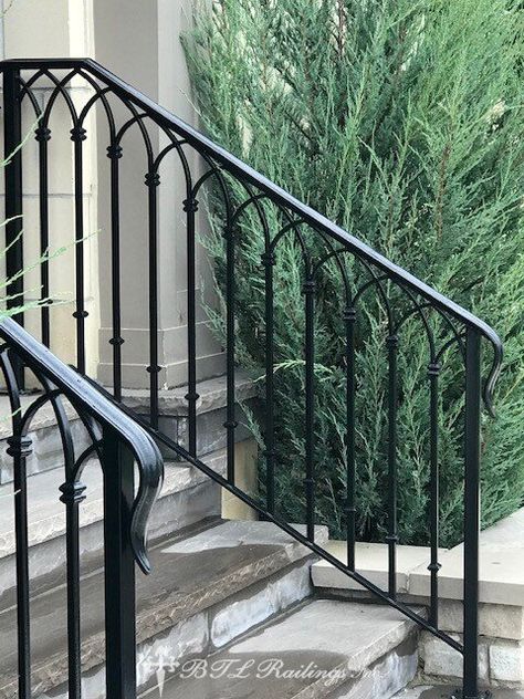 Outside Stairs Railing Ideas, Wrought Iron Staircase Outdoor, Outside Step Railings, Rod Iron Railing Outdoor, Wrought Iron Exterior Railing, Porch Wrought Iron Railing Ideas, Front Porch Railing Ideas Wrought Iron, Tudor Stair Railing, Railings For Front Steps