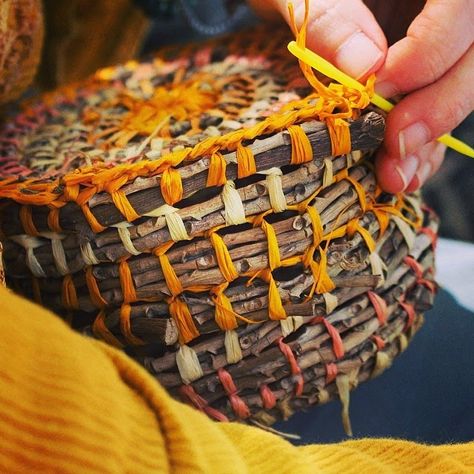 basket weaving camp at minjerribah with anaheke metua Weaving Baskets, Contemporary Baskets, Stradbroke Island, Making Baskets, Basket Weaving Diy, Basket Making, Textile Fiber Art, Fibres Textiles, Hand Woven Baskets