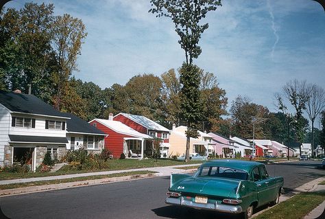 U.S. Quintaessential american 1960's suburban neighborhood, New Jersey // by Electro Spark via Flickr The Suburbs, Six Feet Under, American Dream, Street Scenes, Art Plastique, Vintage Photography, Vintage Images, Aesthetic Photography, Small Towns