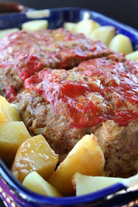 Spicy Meatloaf is made with both ground beef and hot Italian sausage, onions, seasonings, topped with ketchup and baked to perfection #meatloaf #groundbeef #meat #comfortfood #greatgrubdelicioustreats Spicy Meatloaf Recipes, Meatloaf Gravy Recipe, Spicy Meatloaf, Meatloaf With Gravy, Bbq Meatloaf, Recipes Spicy, Delicious Meatloaf, How To Cook Meatloaf, Hot Sausage