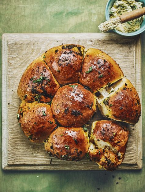 This easy garlic and herb bread tear-and-share bread is delicious served with meats and cheeses, and is perfect for feeding a crowd. Garlic And Herb Bread, Tear And Share Bread, Bread Twists, Easy Bread Recipe, Pesto Bread, Star Bread, Herb Bread, Paul Hollywood, Roll Recipes