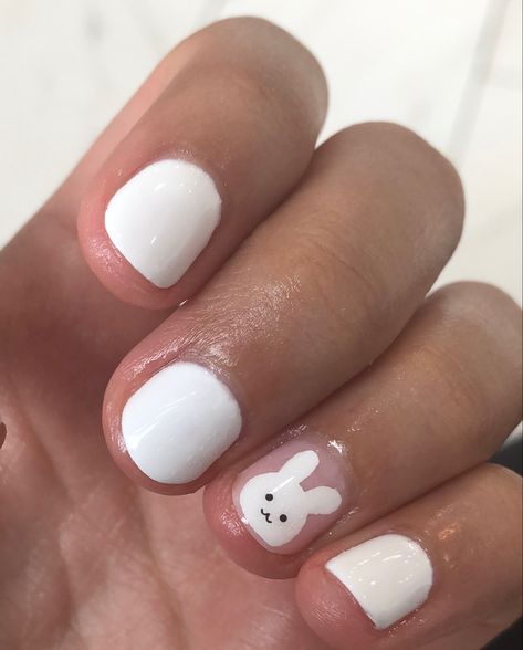 Easy Bunny Nail Art, Cute Nail Designs Animals, Short Bunny Nails, Short Nails Aesthetic Ideas, White Design Nails Short, Bunny Short Nails, Miffy Nails Short, Bunny On Nails, Short Natural Winter Nails