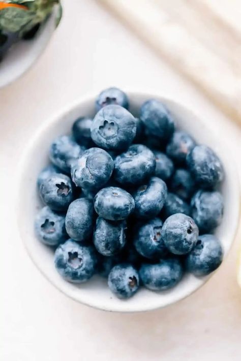 Sugared Berries, Blueberry Bowl, Pastry Cream Recipe, Edible Decorations, Cupcake Decorating Tips, Sugared Cranberries, Sugar Frosting, Freeze Dried Fruit, Berries Recipes