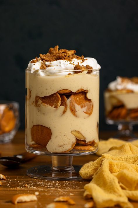 The epitome of non-traditional, this Caramelized "Crunch" Banana Pudding is one for the books! A recipe that features layers of goodness Rum Pudding, Strawberry Banana Pudding Recipe, Caramel Banana Pudding, Creamy Banana Pudding, Banana Pudding Ingredients, Banana Oat Smoothie, Banana Chocolate Chip Pancakes, Homemade Vanilla Pudding, Banana Rum