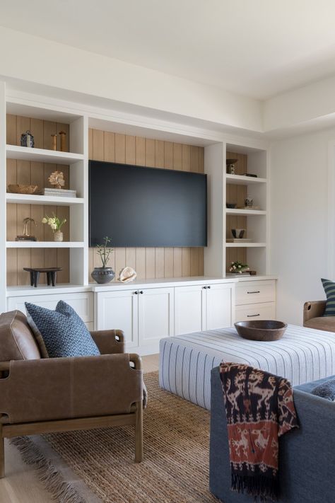 Built In Wall Shelves Living Room Small Spaces, Media Room Built In Cabinets, Cozy Tv Room Small, Tv Den Room Ideas, Cozy Basement Family Room, Basement Built Ins, Casual Living Room, Built In Shelves Living Room, Living Room Wall Units