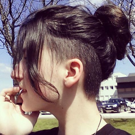 86 Likes, 2 Comments - #BuzzCutFeed (@buzzcutfeed) on Instagram: “Rad Cut #sidecut #undercut #buzzcut #girlswithshavedheads Thx @laanaine” Undercut Bob Haircut, Women Undercut, Undercut Hairstyles Women, Undercut Long Hair, Hair Women, 짧은 머리, Stil Inspiration, Undercut Hairstyles, Hair Reference