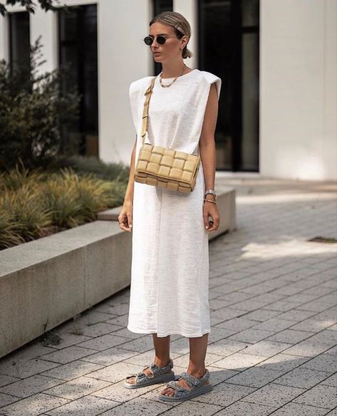 Dad Sandals Outfit, Chunky Sandals Outfit, Dad Sandals, Padded Dress, Chanel Outfit, Cotton Long Dress, Sleeveless Tshirt, Looks Style, New Yorker