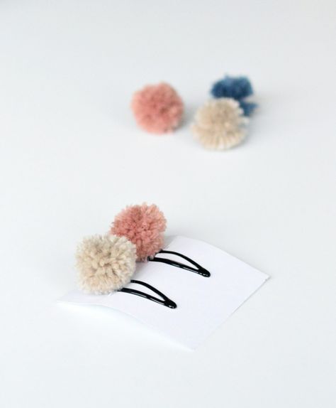 how to make pompom hair clips | your DIY family  #pompoms #diyhairclips #hairaccessories #diy #makeyourown Hair Accessories Diy Headband, Diy Pom Poms, Buat Pita, Hair Clips Diy, Diy Pom Pom, Crochet Hair Accessories, Pom Pom Crafts, Diy Gifts For Kids, Baby Hair Clips