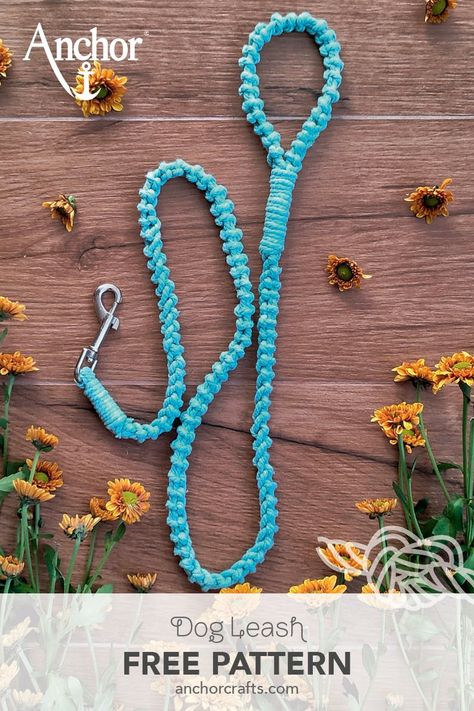 A super easy to make macramé dog leash, so you can walk your dog in style! Made with our new 3 mm yarn Anchor Crafty Fine. #anchorcrafts #anchorthreads #anchorcraftyfine #macrame #macramedesign #macramepattern How To Make A Macrame Dog Leash, Diy Macrame Dog Toy, Macrame Dog Leash Diy Tutorial, Macrame Dog Leash Tutorial, Crochet Dog Leash Free Pattern, How To Make A Dog Leash, Macrame Leash Diy, Macrame Dog Leash Diy, Macrame Dog Toys