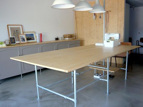 Seamstress Studio Workshop Features Industrial Furniture Modern Sewing Table, Modern Sewing Room, Seamstress Studio, Garage Art Studio, Studio Makeover, Desk Makeover Diy, Pipe Desk, Design Studio Workspace, Sewing Station