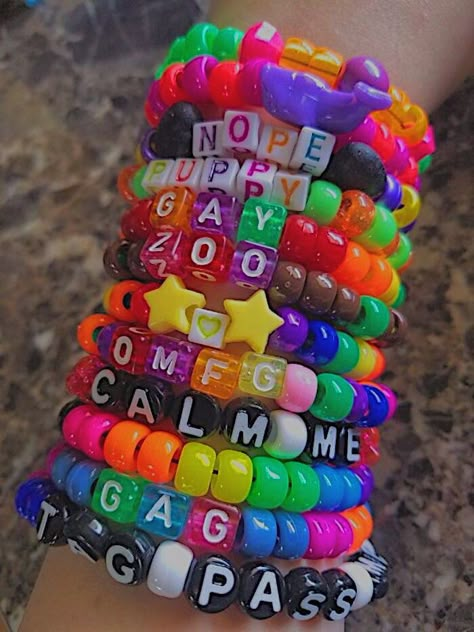 Indie Bracelets, Rave Bracelets, Pulseras Kandi, Photographie Indie, Diy Kandi Bracelets, Letter Bead Bracelets, Pony Bead Bracelets, Diy Kandi, Kandi Kid