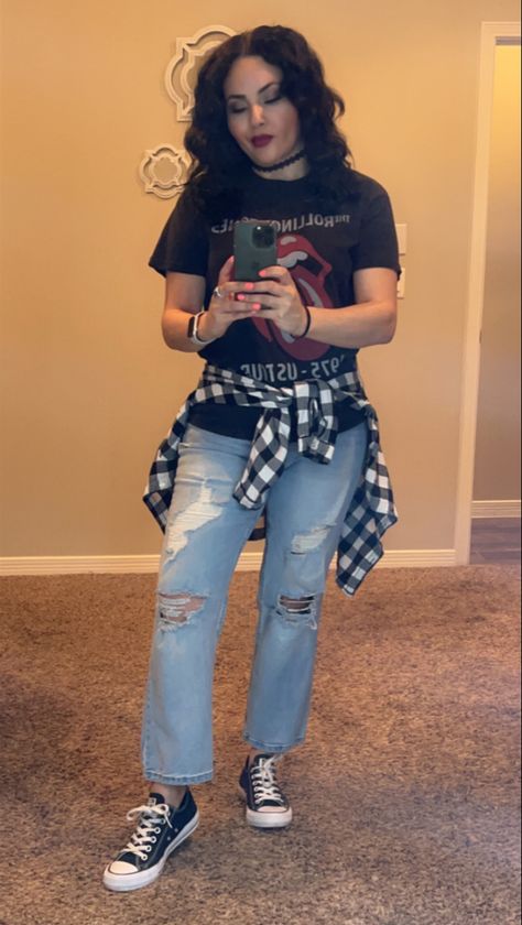 Gray Tshirt And Jeans Outfit, Jeans And A Tshirt Outfits, Flannel Outfits With Converse, 90s Fashion Flannel, Easy Decades Day Outfits, Ripped Boyfriend Jeans Outfit, Jeans And Flannel Outfit, Jeans Converse Outfit, Converse 90s