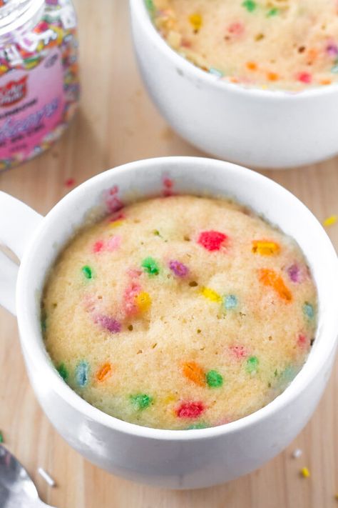 Moist vanilla mug cake is made in the microwave and ready in under 5 minutes Mug Cake Vanilla, Vanilla Mug Cake, Chocolate Chip Mug Cake, Easy Mug Cake, Vanilla Mug Cakes, Microwave Cake, Mug Cake Microwave, Cake Mug, Mug Cakes