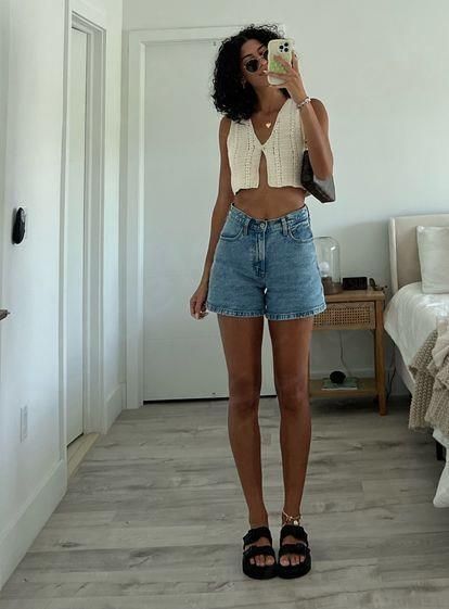 Cool Girl Summer Outfits 2024, California Summer Outfits 2024, Short Girl Summer Outfits, Black Chunky Sandals Outfit Summer, Really Hot Summer Day Outfit, Summer Cool Girl Outfits, City Beach Outfits, Summer Rooftop Party Outfit, Summer Relaxed Outfits