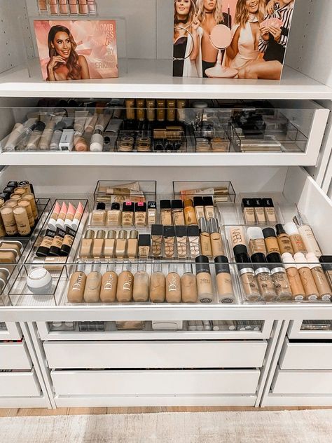 Desi Perkins Makeup, Makeup Studio Ideas, Makeup Room Design, Makeup Storage Hacks, Organized Makeup, Makeup Studio Decor, Makeup Bar, Rangement Makeup, Makeup Beauty Room