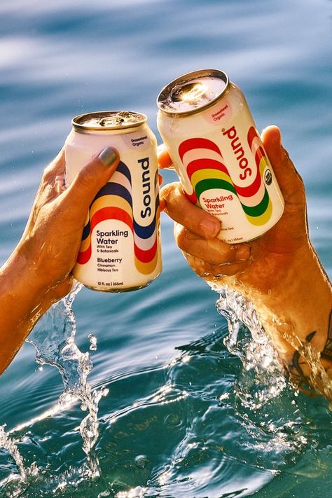 Colorful and energetic poolside lifestyle campaign for beverage brand Sound. Photography by Louise Palmberg / www.louisepalmberg.com Beverage Photography Ideas, Beer Images, Beer Photography, Drink Photo, Food Drink Photography, Drinks Design, Production Design, Prop Styling, Branding Photoshoot