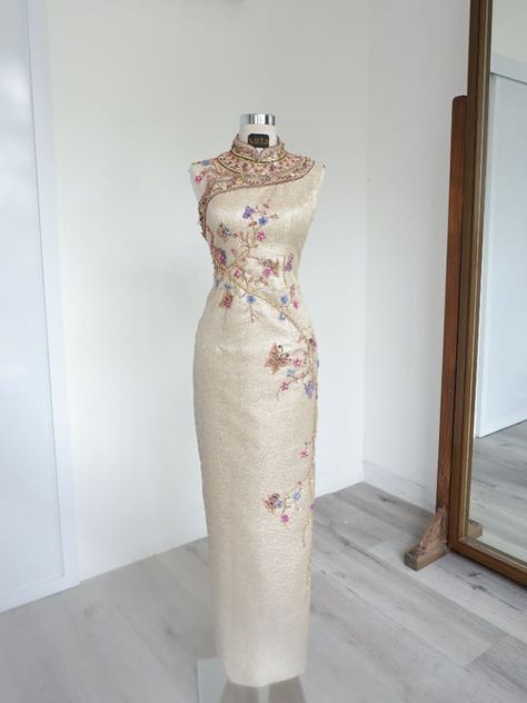 Champagne Gold Cheongsam Vynica | LOTA Cheongsam Sangjit, Gold Cheongsam, Red Cheongsam, Wedding Robe, Maternity Gowns, Prom Night, Pre Wedding Photos, Champagne Gold, Wedding Package