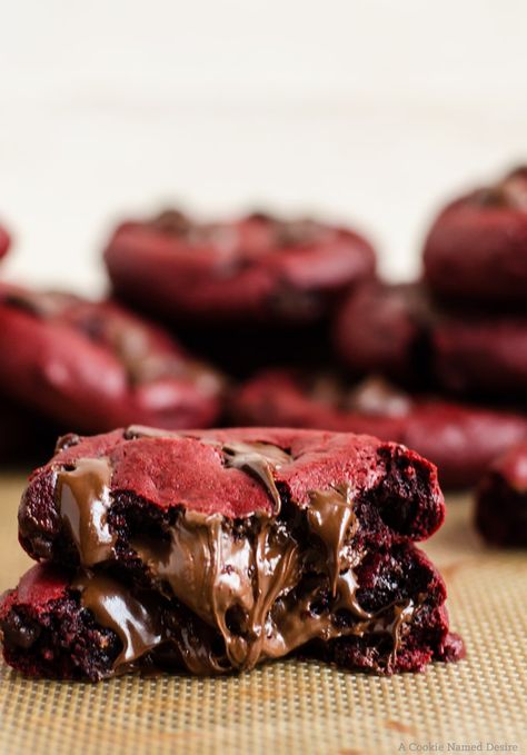 Nutella-stuffed red velvet chocolate chip cookies Nutella Stuffed Cookies, Nutella Muffin, Red Velvet Desserts, Red Desserts, Red Velvet Recipes, Velvet Cookies, Stuffed Cookies, Nutella Desserts, Nutella Brownies