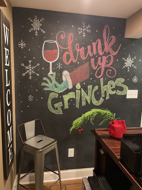 Grinch Chalkboard Art, Winter Chalkboard Art Ideas, Christmas Blackboard Ideas, Kitchen Chalkboard Ideas, Holiday Chalkboard Art, Christmas Blackboard, Christmas Chalkboard Ideas, Bar Chalkboard Ideas, Summer Chalkboard Art