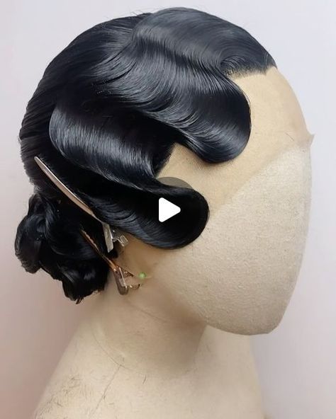 1920 Finger Wave Hair, Black 20s Hairstyles, 1920s Pin Curls, Gatsby Short Hairstyles, Modern 1920s Hair, Getsbi Hairstyle, Great Gatsby Curly Hairstyles, Prohibition Hairstyles Women, Easy 1920s Hairstyles Short Hair