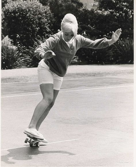 Skater girl Patti McGee - Skateboarding in the 70s, Hugh Holland "Locals Only" Skater Girls, Patti Mcgee, Hugh Holland, Vintage Skate, Skate Photos, Skate Girl, Skateboard Girl, Planet Blue, Up Girl