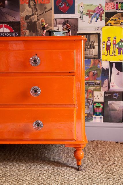 Orange dresser - so cool !! I have a red one. Orange Furniture Paint, Orange Furniture Bedroom, Colourful Dresser, Orange Nightstand, Orange Chest Of Drawers, Orange Painted Furniture, Orange Dresser, Dresser Diy, Orange Furniture