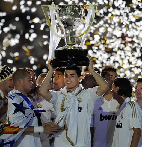 Cristiano Ronaldo holding La Liga trophy on the top of his head, in Real Madrid's La Liga celebrations, at the Santiago Bernabéu in 2012 La Liga Trophy, Real Madrid Manchester United, Madrid Aesthetic, Ronaldo Photos, Cristiano Ronaldo Manchester, Soccer Girl Problems, Ronaldo Real Madrid, Real Madrid Wallpapers, Manchester United Soccer