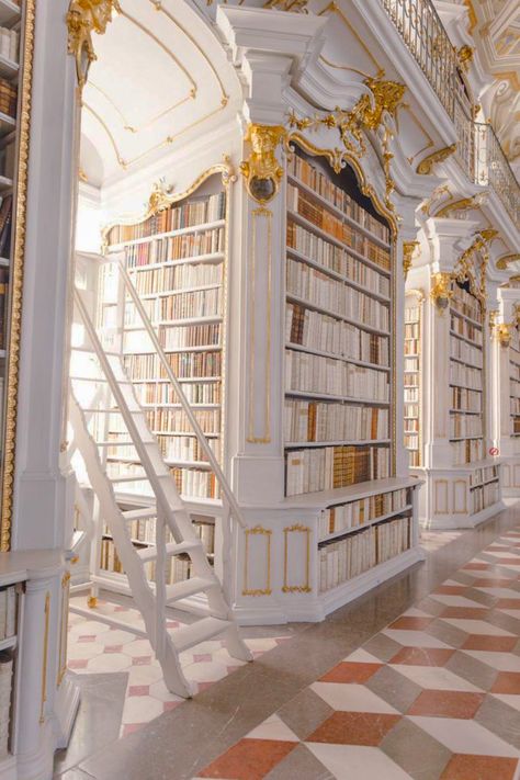 Home Library Aesthetic, بيوت ملكية, Ge Aldrig Upp, Lots Of Books, Dream Library, Beautiful Library, Library Aesthetic, Library Room, Baroque Architecture