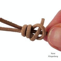 Finishing the knot for Adjustable Sliding Knot Necklace - tutorial by Rena Klingenberg                                                                                                                                                      More Diy Macrame Necklace Tutorial, Sliding Knot Necklace, Rena Klingenberg, Adjustable Sliding Knot, Diy Collier, Jewelry Knots, Pola Gelang, Necklace Tutorial, Jewelry Techniques