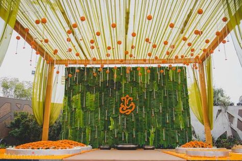 Banana Leaves with minimal flowers. Image by Memoire Photos. #weddingmandaps #lockdownweddings #marigolddecors #traditionalweddings #indiandecors   #indianwedding #wedding #weddingdecor #southindianwedding #southindiandecor #hindubride #tamilwedding #teluguwedding #northindianwedding #keralawedding Simple Wedding Stage Decorations Outdoor, Simple Chori Decoration Wedding, Haldi Decoration With Banana Leaves, Simple Indian Mandap Decor, Banana Leaves Wedding Decor, Banana Leaves Backdrop, Mandap Muhurat Decoration, Banana Leaves Decoration Wedding, Banana Leaf Mandap