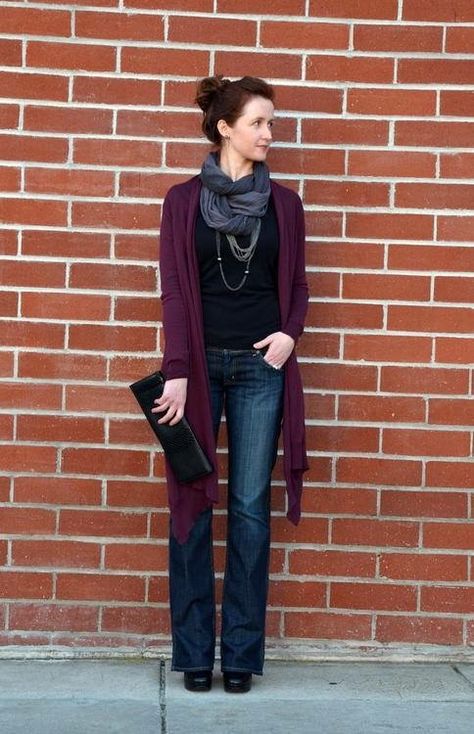 Purple Cardigan Outfits, Popular Fall Outfits, Look Office, Outfits For Work, Fall Jeans, Outfit Jeans, Rock Chic, Cardigan Outfits, Work Ideas