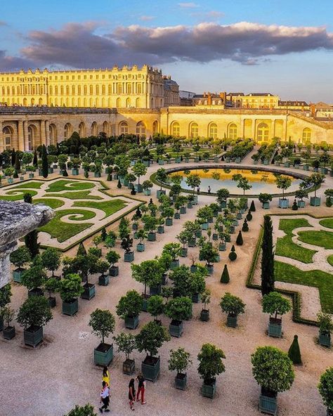 Paris Roman Garden, Get Paid To Travel, Paid To Travel, Travelling Abroad, Versailles Garden, Chateau Versailles, Cathedral Architecture, Palace Garden, Castle Garden