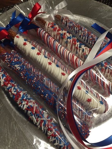 4th July Food, Patriotic Treats, July Desserts, Chocolate Covered Pretzel Rods, Chocolate Ideas, Hosting Ideas, Patriotic Desserts, 4th Of July Desserts, Covered Pretzels