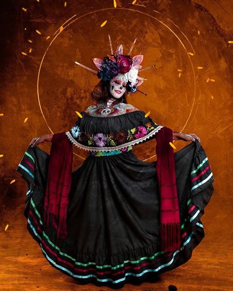 Catrina Dress, Mariachi Costume, Catrina Costume, Halloween Makeup Sugar Skull, Creative Halloween Costumes Diy, Halloween Makeup Clown, Cute Couples Costumes, October Decorations, Quinceanera Themes Dresses