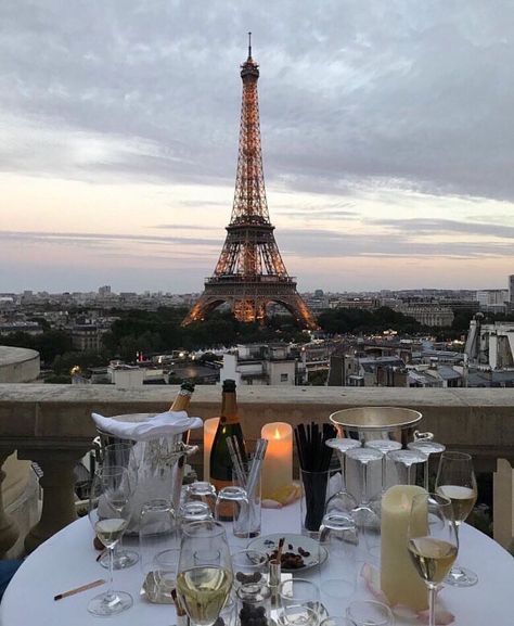 NA-KD.com - Nothing but Style on Instagram: “Dinner in Paris is better than dinner anywhere else 💋✨ Who would you bring? 💫 #nakdfashion” Prancis Paris, Torre Eiffel Paris, Paris Dream, France Aesthetic, Paris Vibes, Parisian Life, Paris Aesthetic, The Eiffel Tower, City Aesthetic